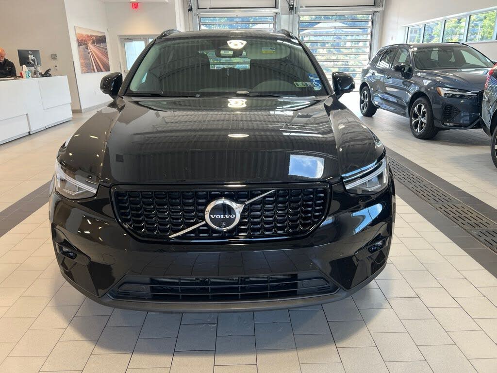 2024 Volvo XC40 B5 Plus Dark