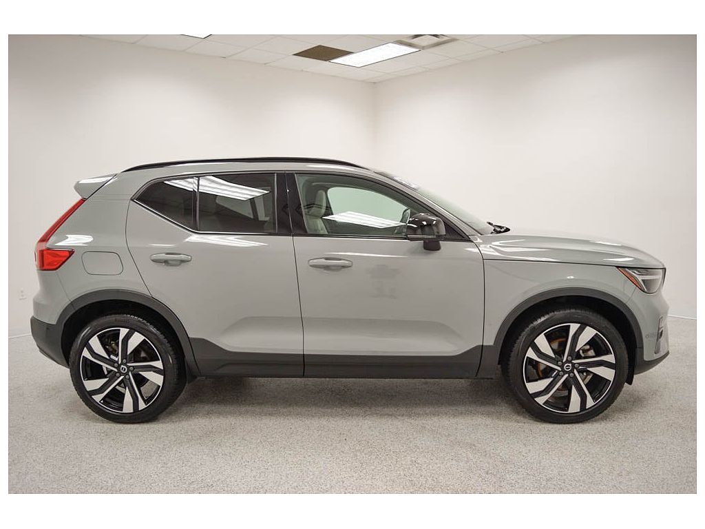 2024 Volvo XC40 B5 Plus Dark