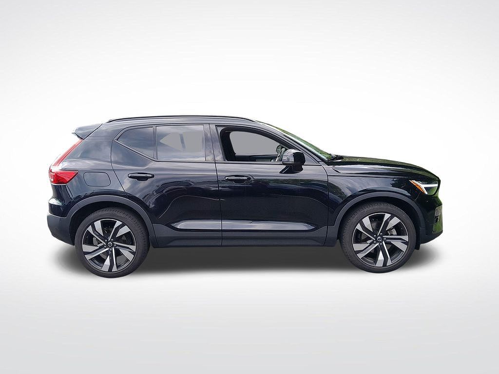 2024 Volvo XC40 B5 Plus Dark