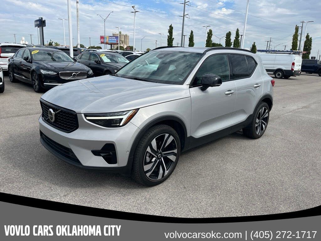 2024 Volvo XC40 B5 Plus Dark