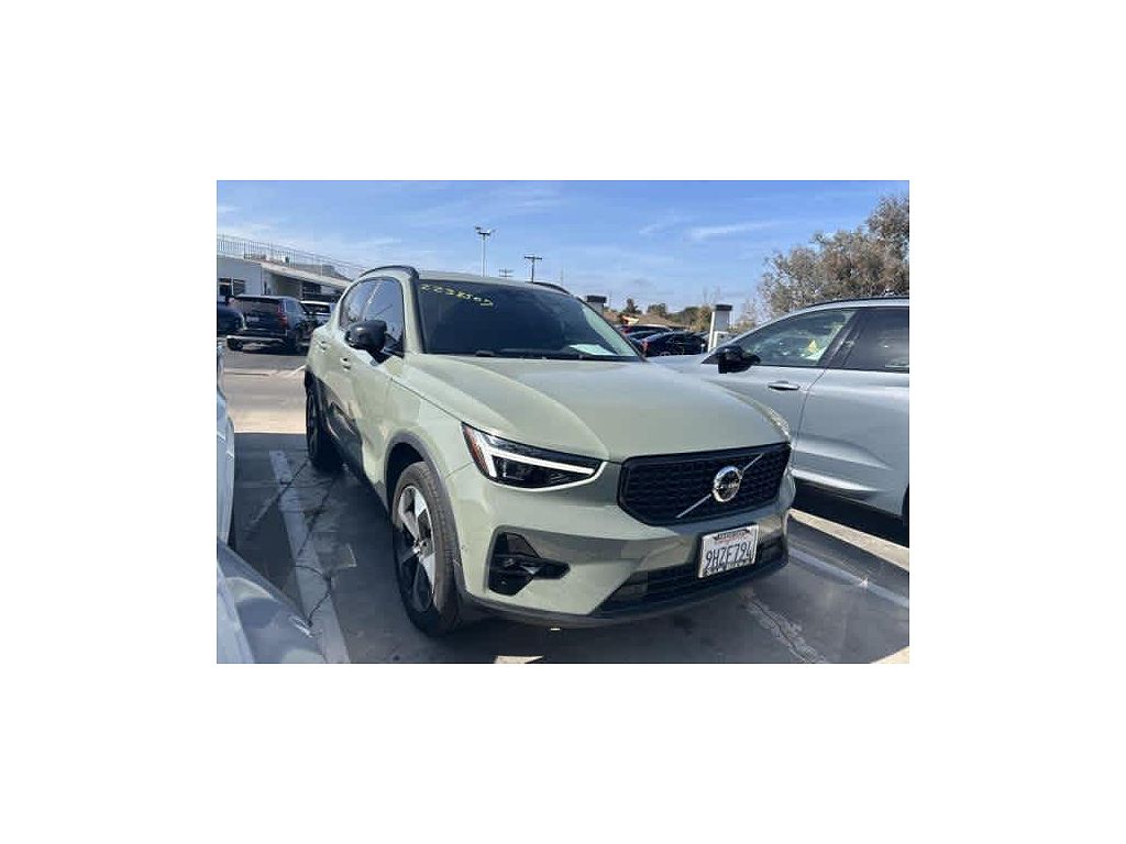 2024 Volvo XC40 B5 Plus Dark