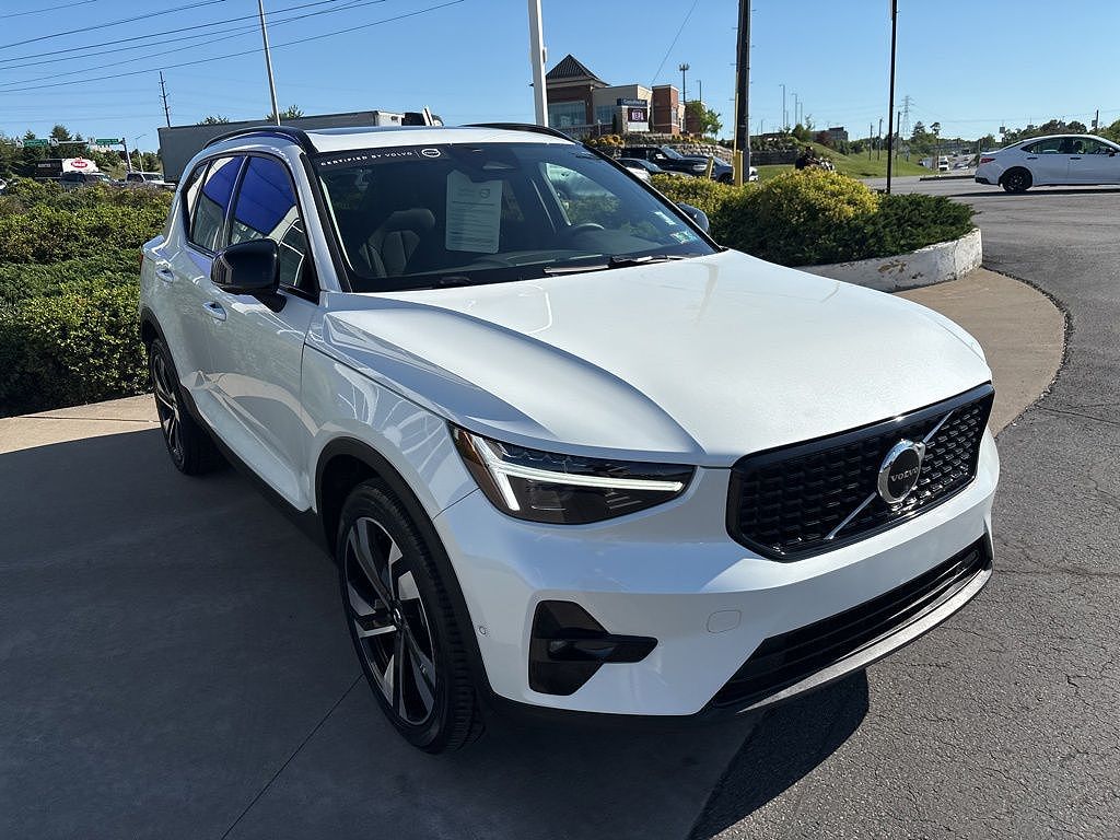 2024 Volvo XC40 B5 Plus Dark Theme