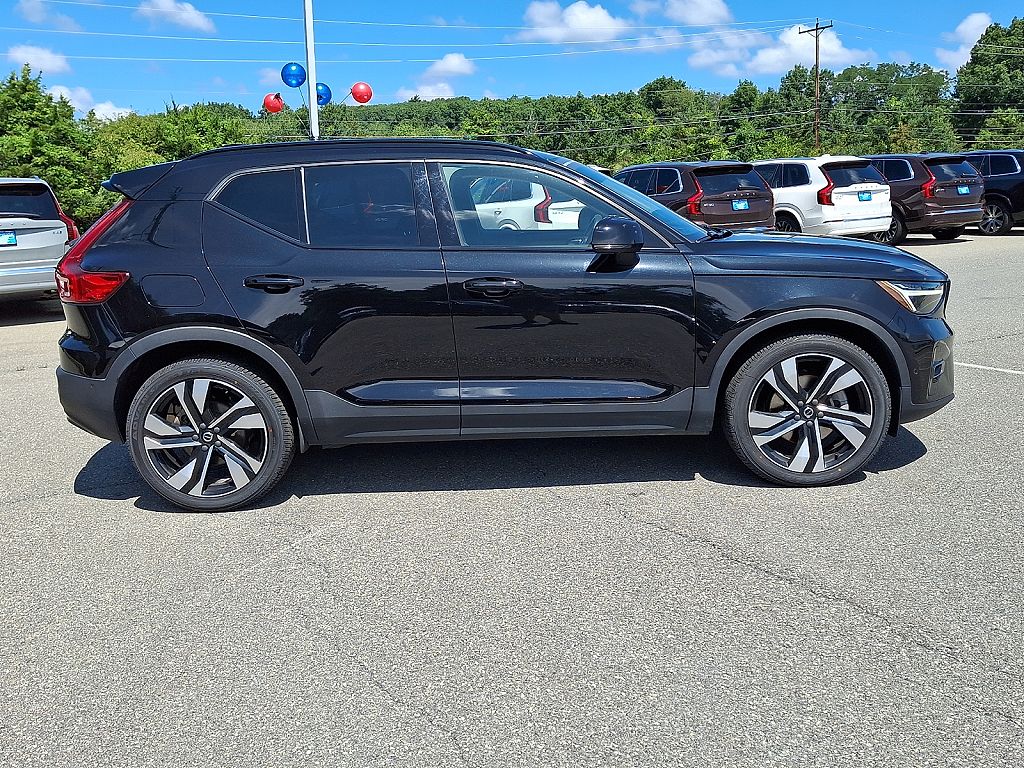 2024 Volvo XC40 B5 Plus Dark Theme