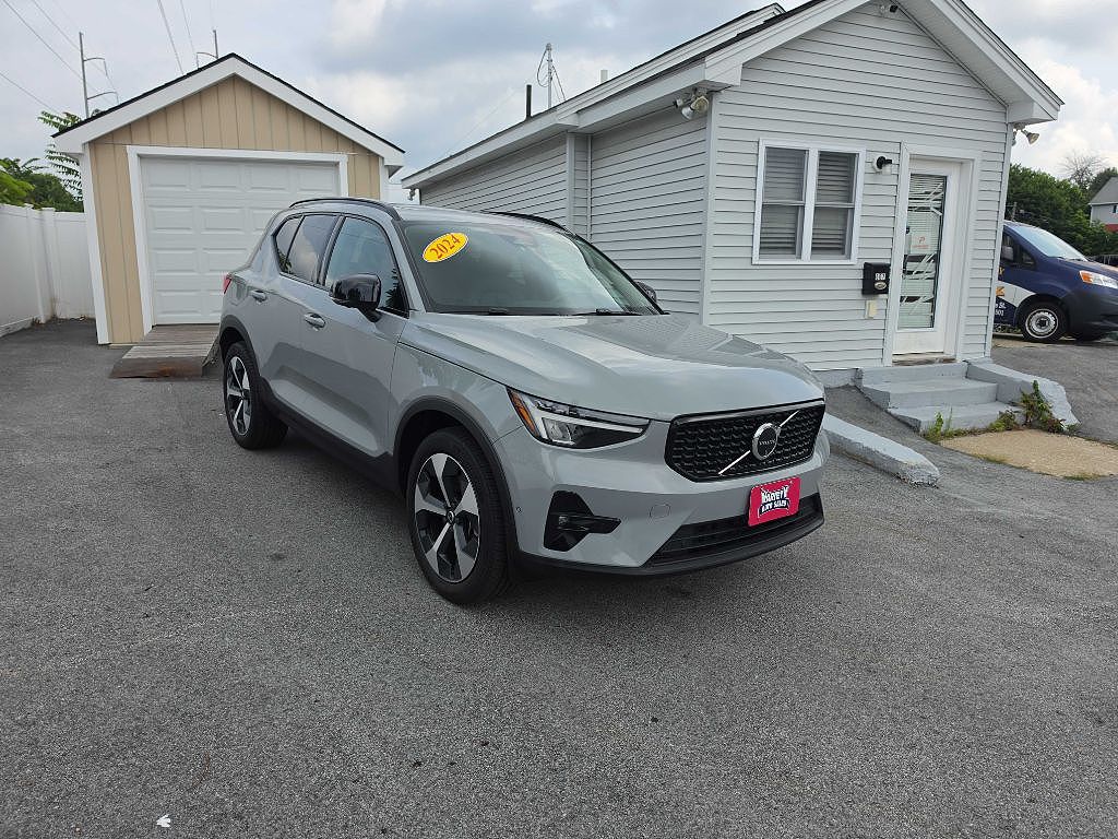 2024 Volvo XC40 B5 Plus Dark
