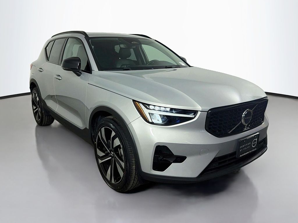 2023 Volvo XC40 B5 Plus Dark