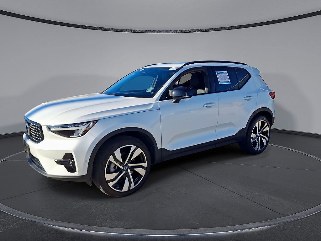 2024 Volvo XC40 B5 Plus Dark