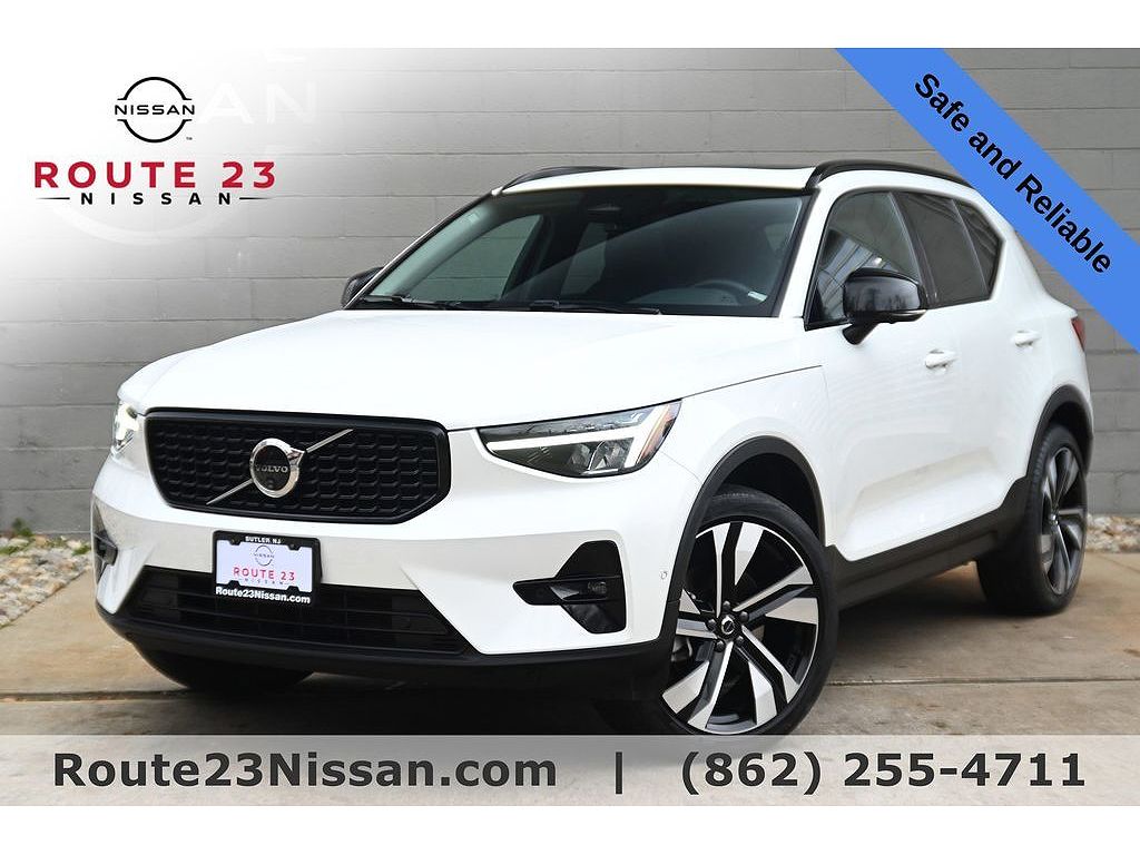 2024 Volvo XC40 B5 Plus Dark