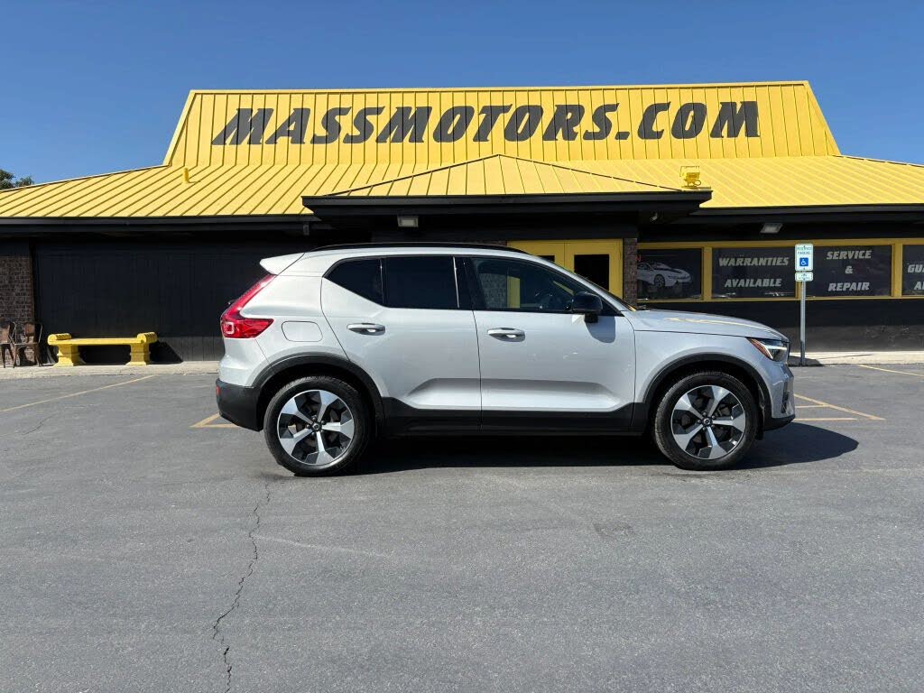 2024 Volvo XC40 B5 Plus Dark