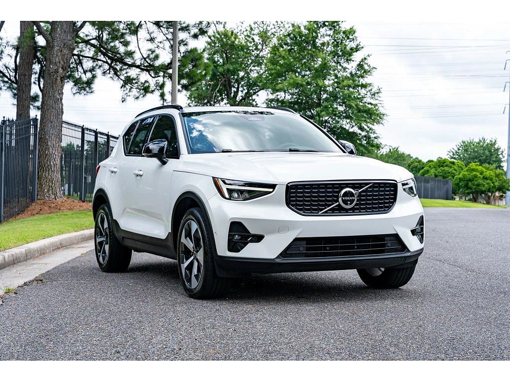 2024 Volvo XC40 B5 Plus Dark