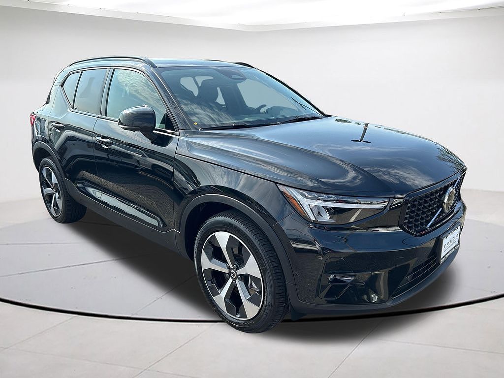 2024 Volvo XC40 B5 Plus Dark