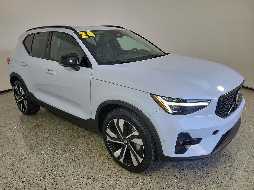 2024 Volvo XC40 B5 Plus Dark Theme