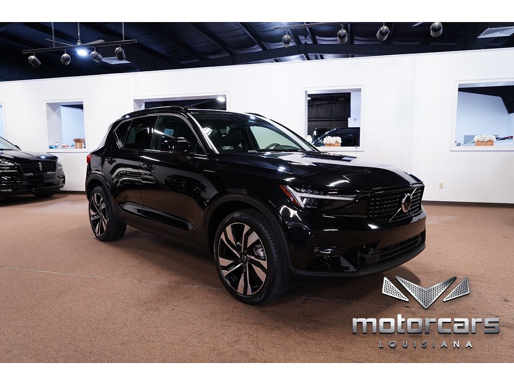 2024 Volvo XC40 B5 Plus Dark