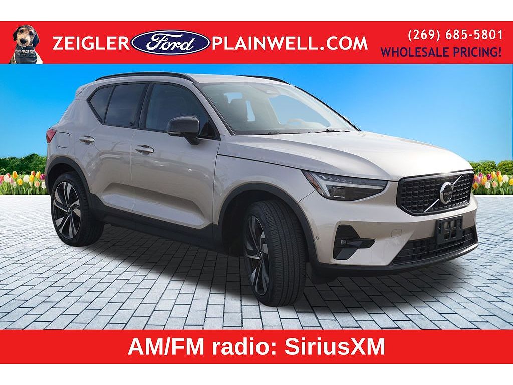 2024 Volvo XC40 B5 Plus Dark