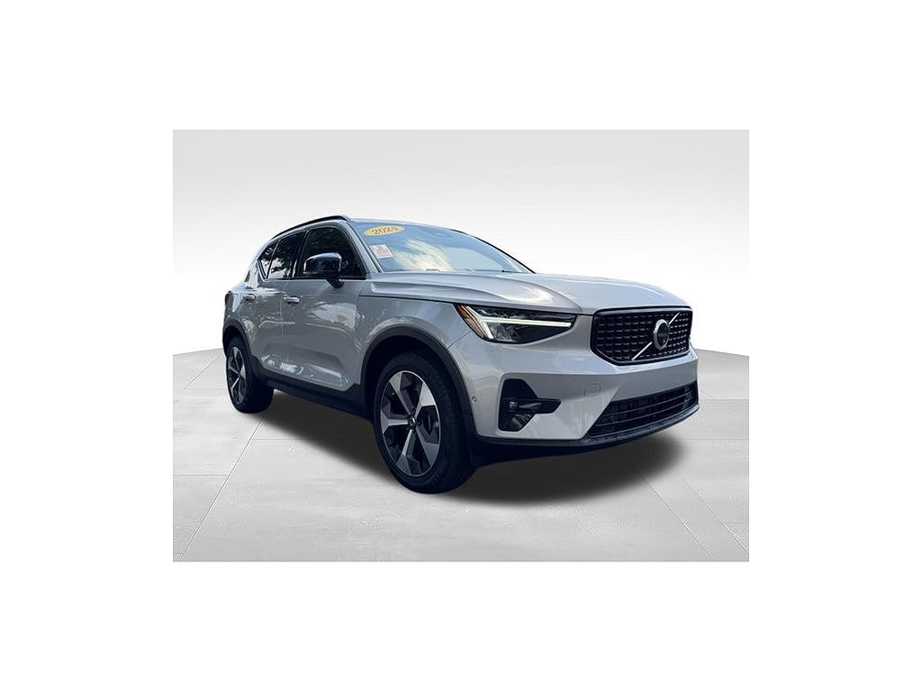 2024 Volvo XC40 B5 Plus Dark