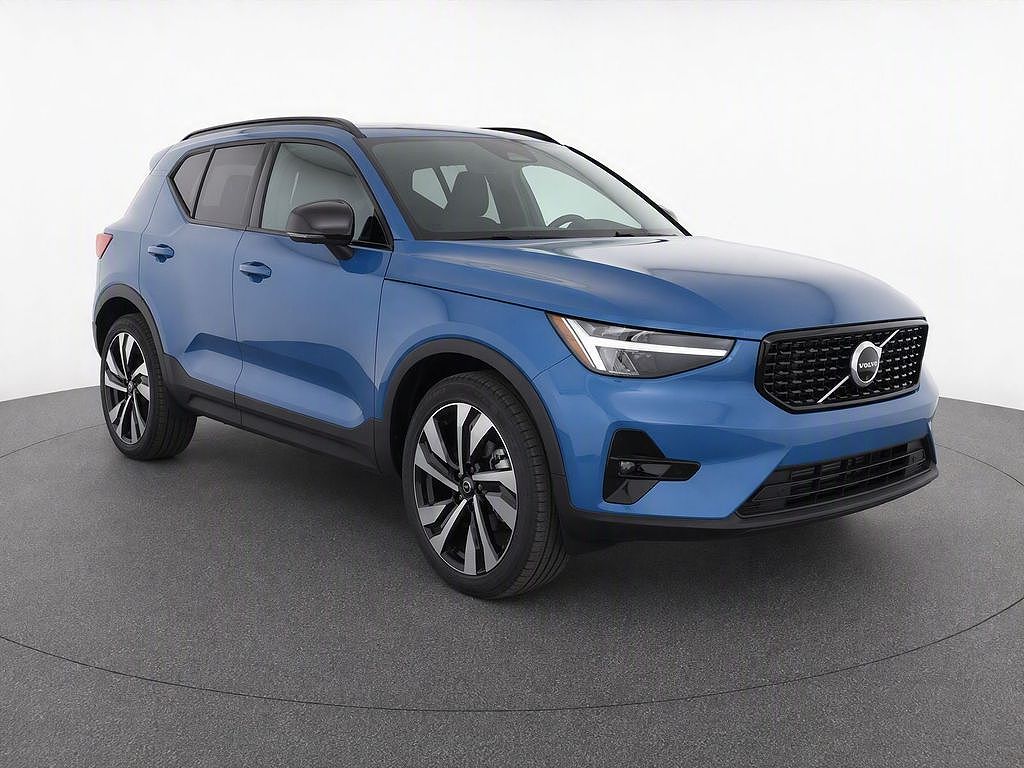2024 Volvo XC40 B5 Plus Dark