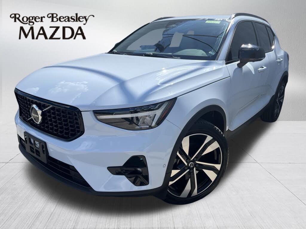 2024 Volvo XC40 B5 Plus Dark