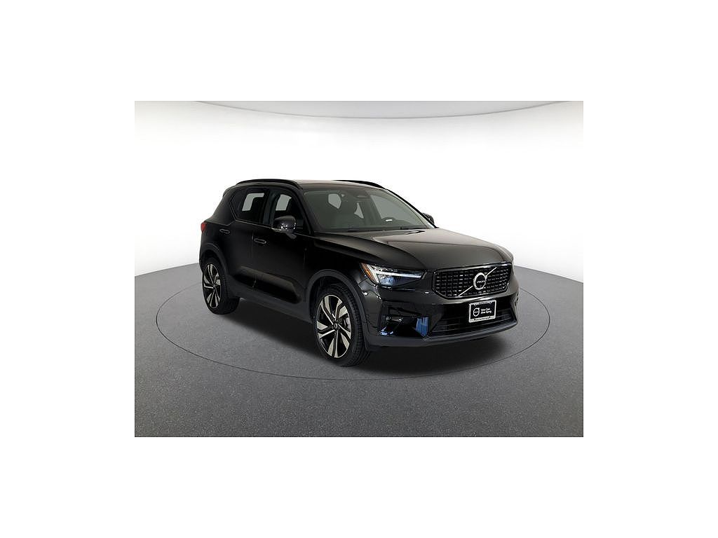 2024 Volvo XC40 B5 Plus Dark