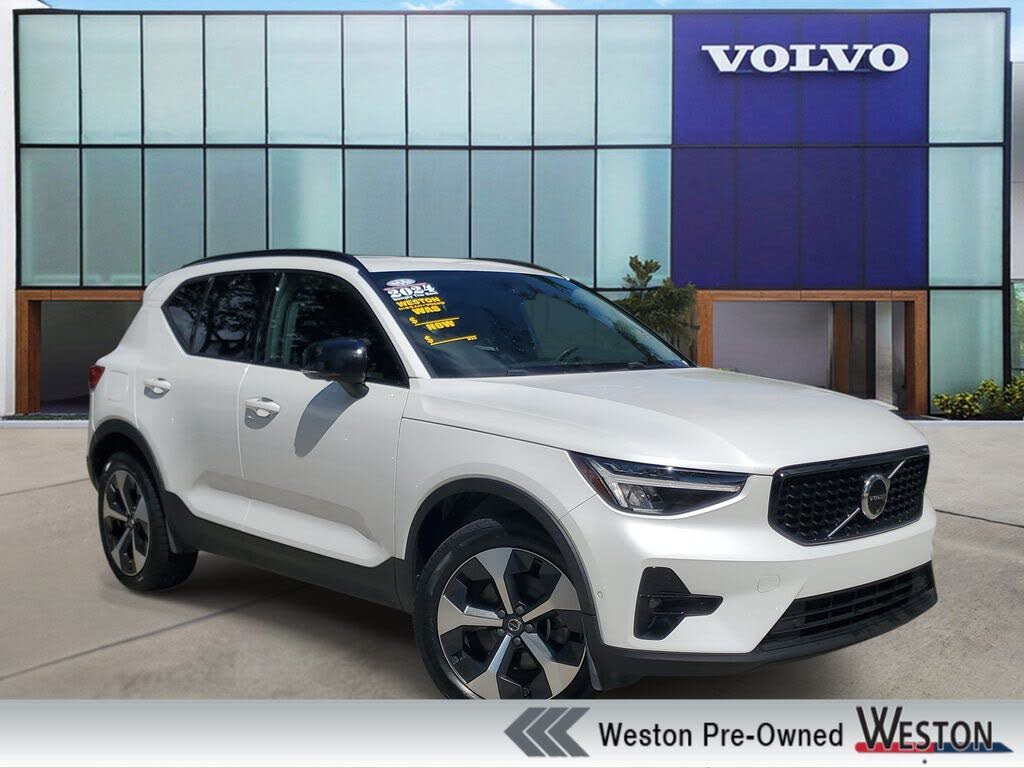 2024 Volvo XC40 B5 Plus Dark