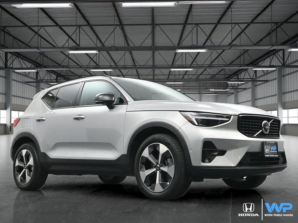 2024 Volvo XC40 B5 Plus Dark