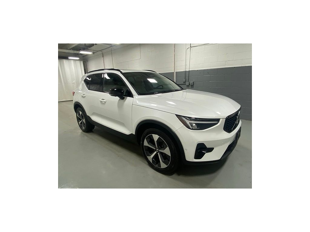 2024 Volvo XC40 B5 Plus Dark