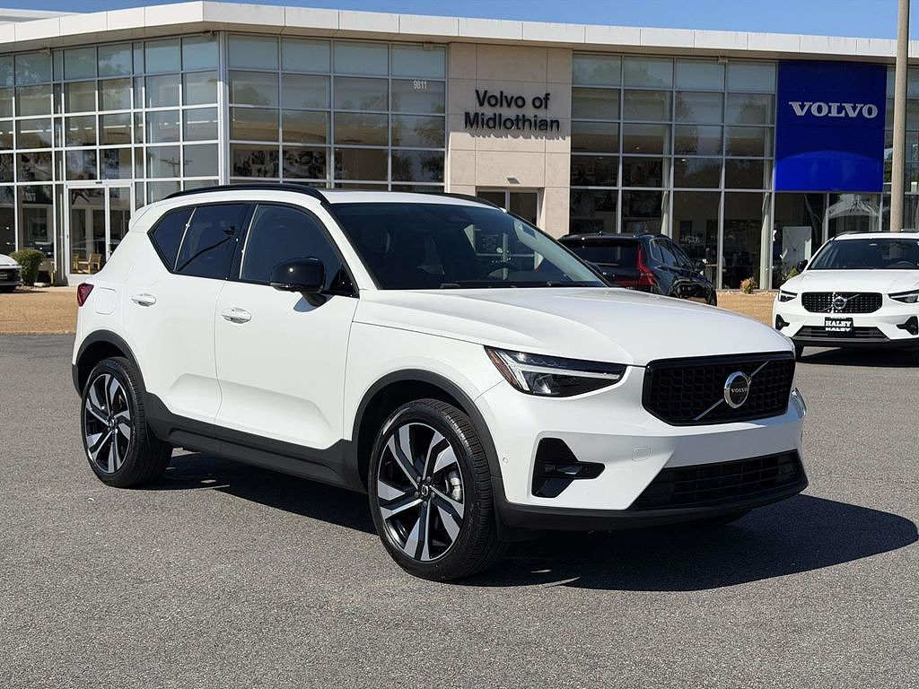 2024 Volvo XC40 B5 Plus Dark Theme