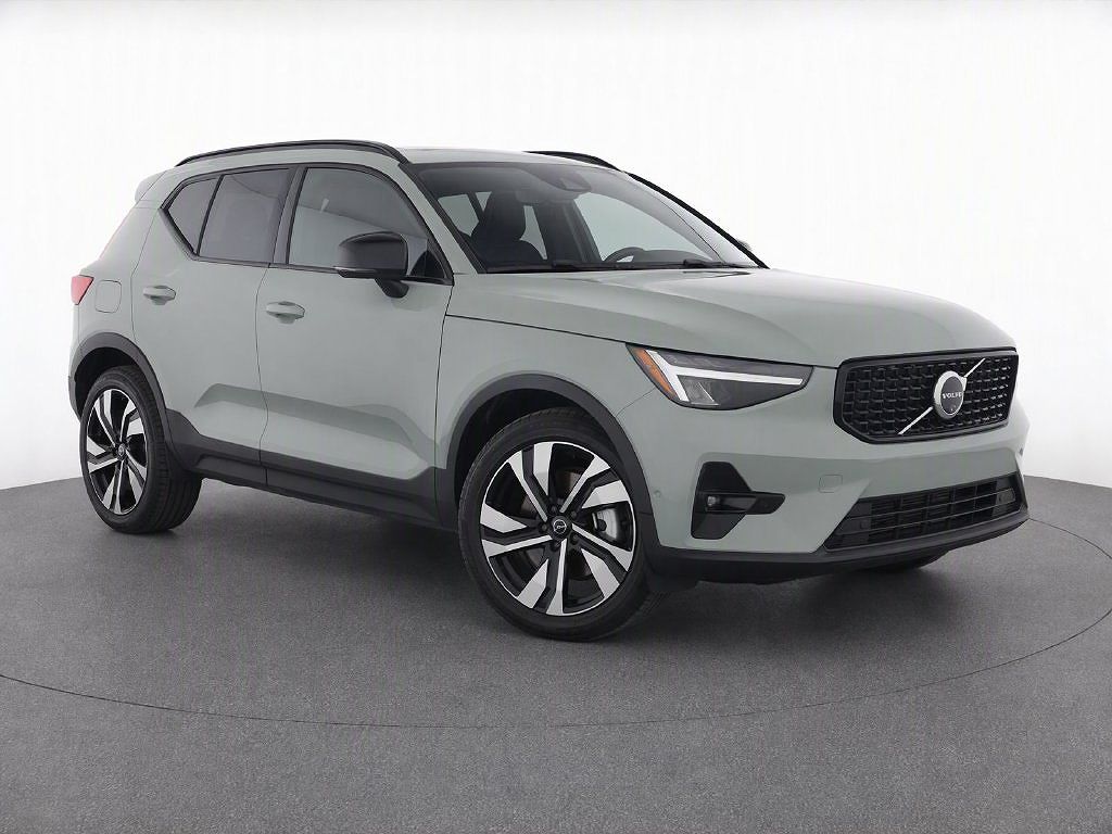 2024 Volvo XC40 B5 Plus Dark