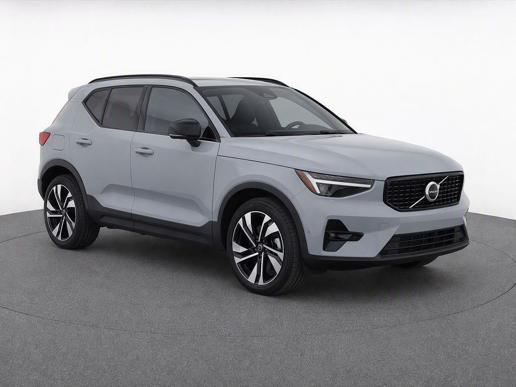 2024 Volvo XC40 B5 Ultimate Dark
