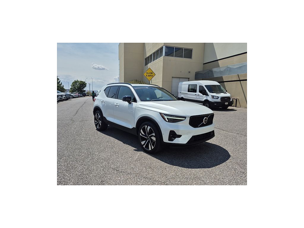 2024 Volvo XC40 B5 Ultimate Dark