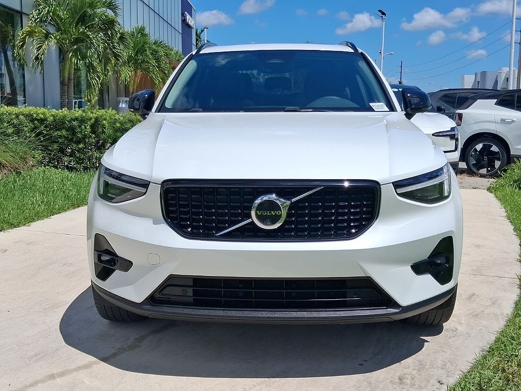 2025 Volvo XC40 B5 Ultra Dark