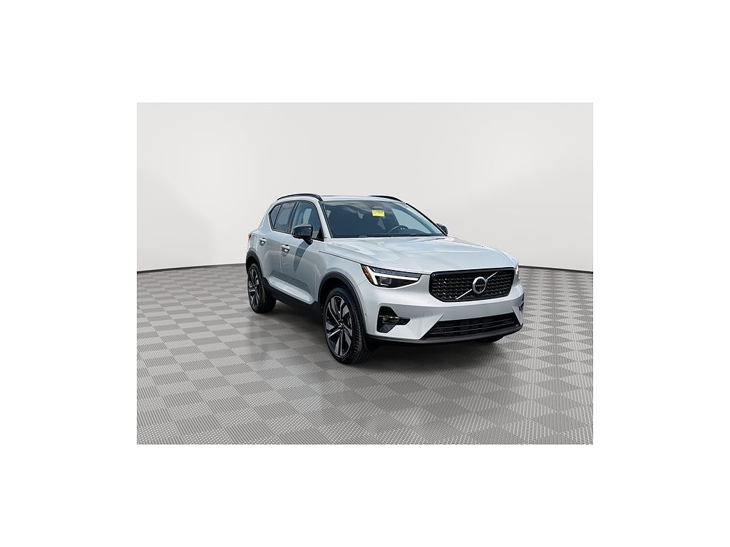 2025 Volvo XC40 B5 Ultra Dark