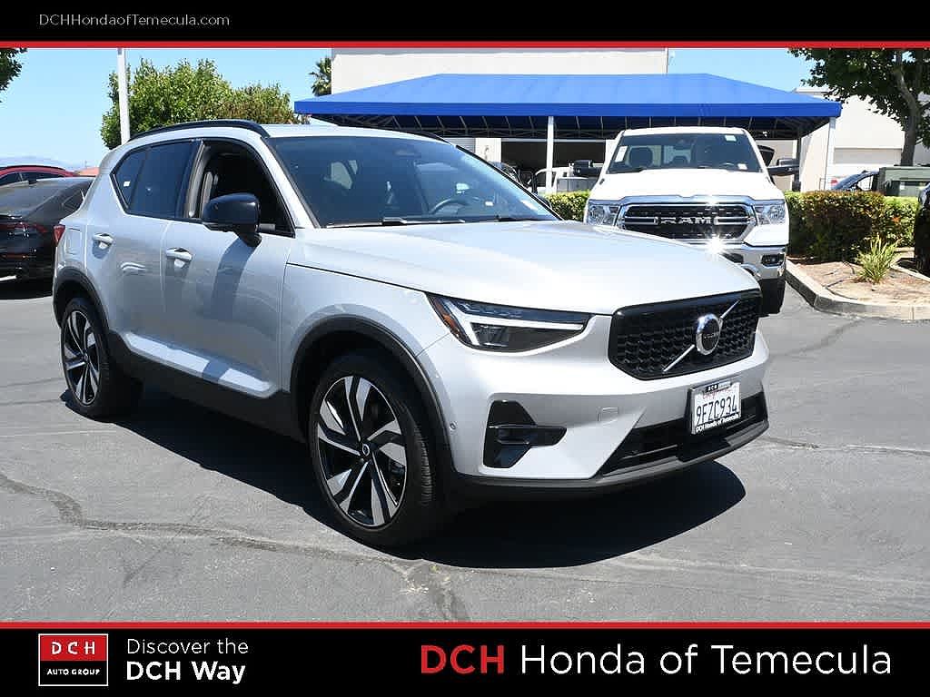 2023 Volvo XC40 B5 Ultimate Dark