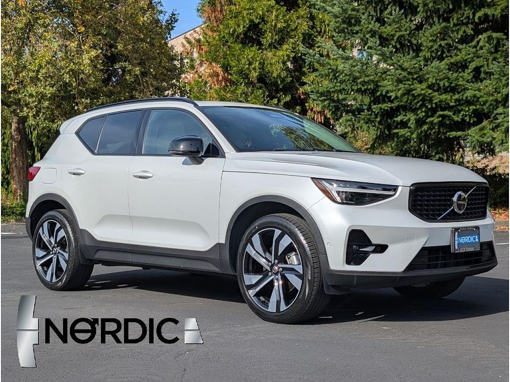 2024 Volvo XC40 B5 Ultimate Dark