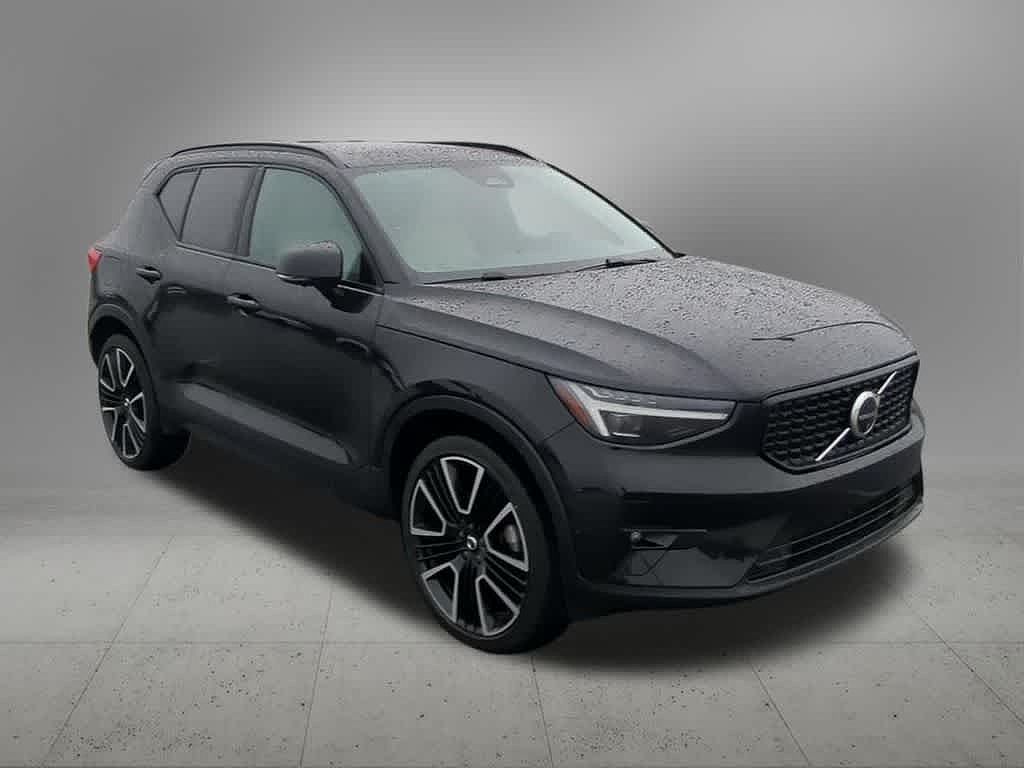 2024 Volvo XC40 B5 Ultimate Dark