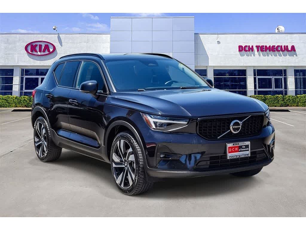 2024 Volvo XC40 B5 Ultimate Dark
