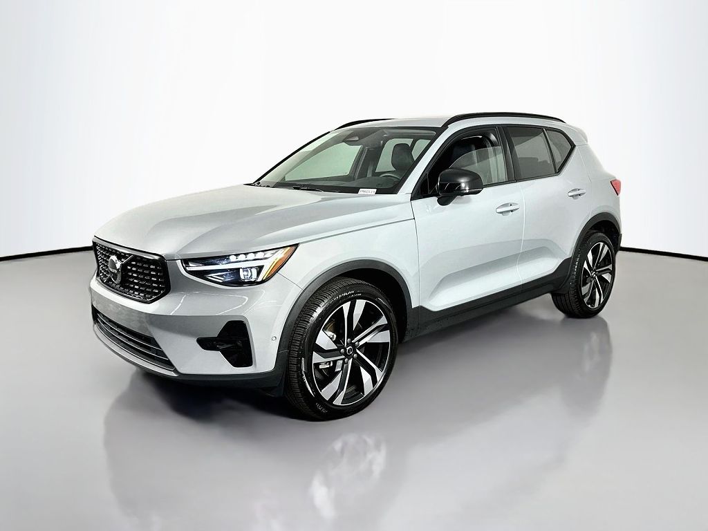2025 Volvo XC40 B5 Ultra Dark