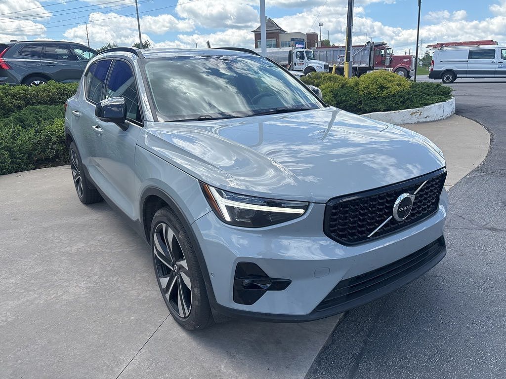 2024 Volvo XC40 B5 Ultimate Dark