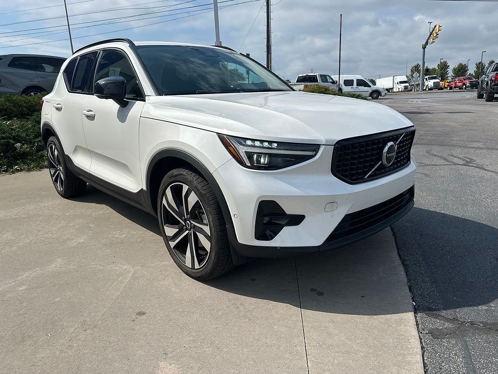 2024 Volvo XC40 B5 Ultimate Dark
