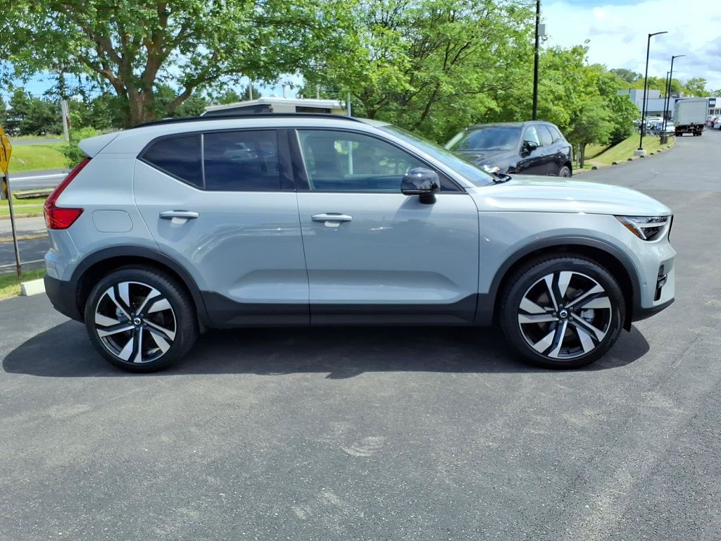2025 Volvo XC40 B5 Ultra Dark Theme