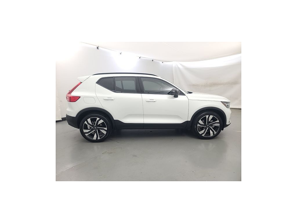 2025 Volvo XC40 B5 Ultra Dark