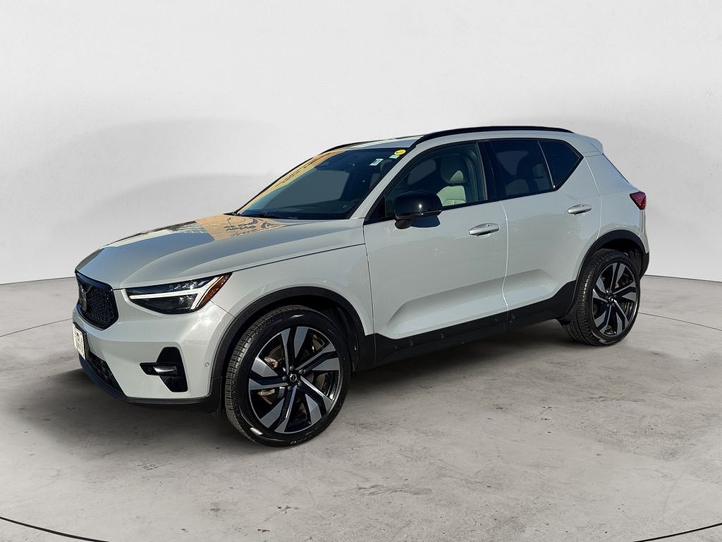2024 Volvo XC40 B5 Ultimate Dark