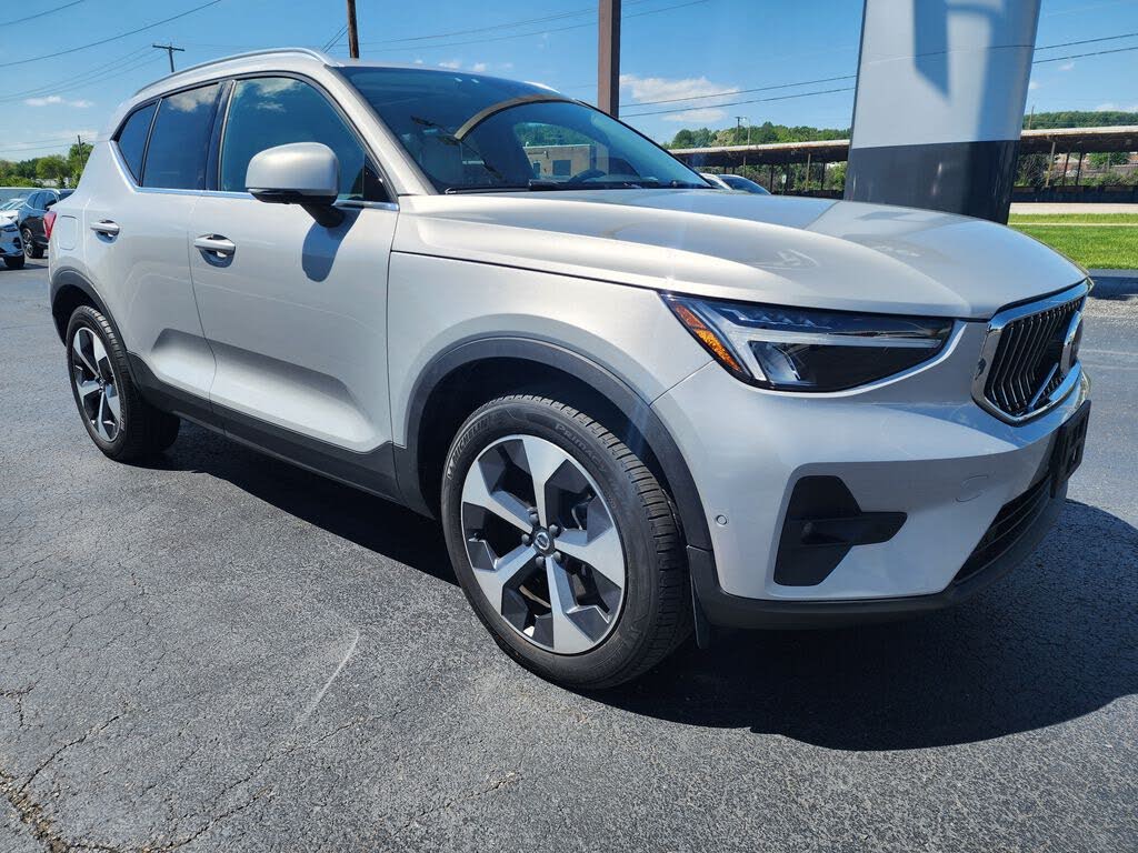2023 Volvo XC40 B5 Plus Bright