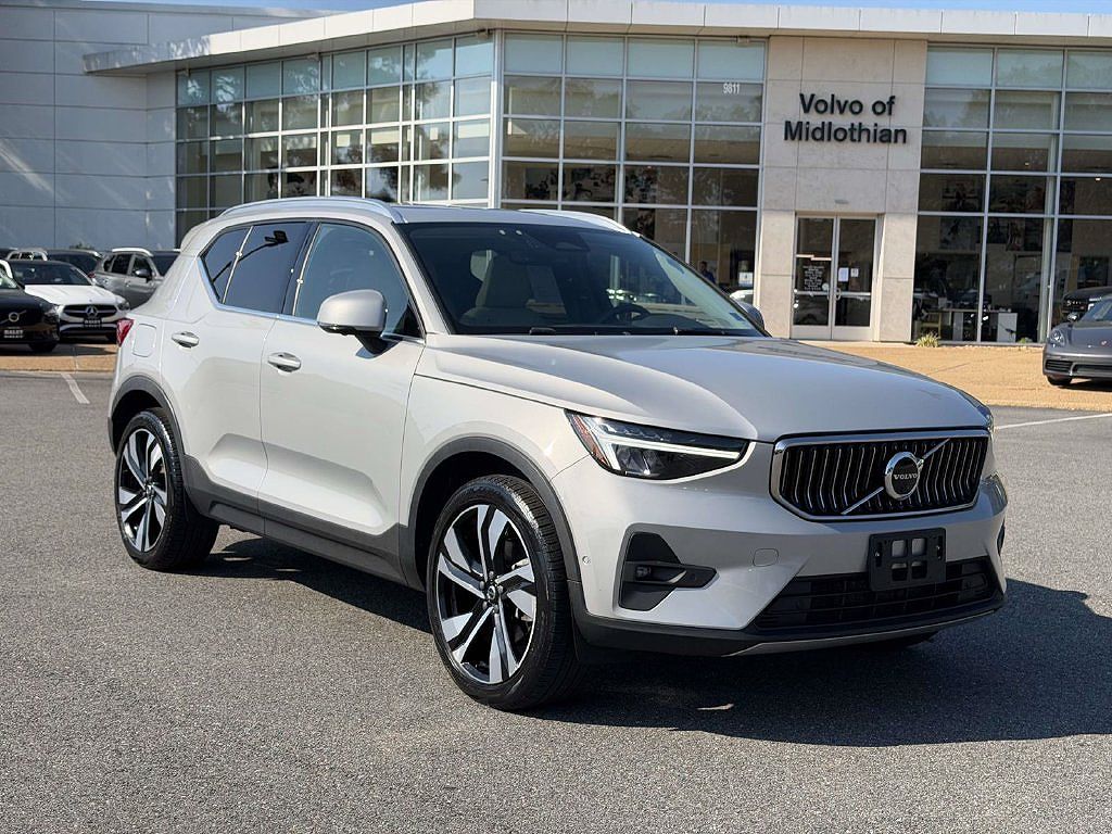 2023 Volvo XC40 B5 Plus Bright Theme