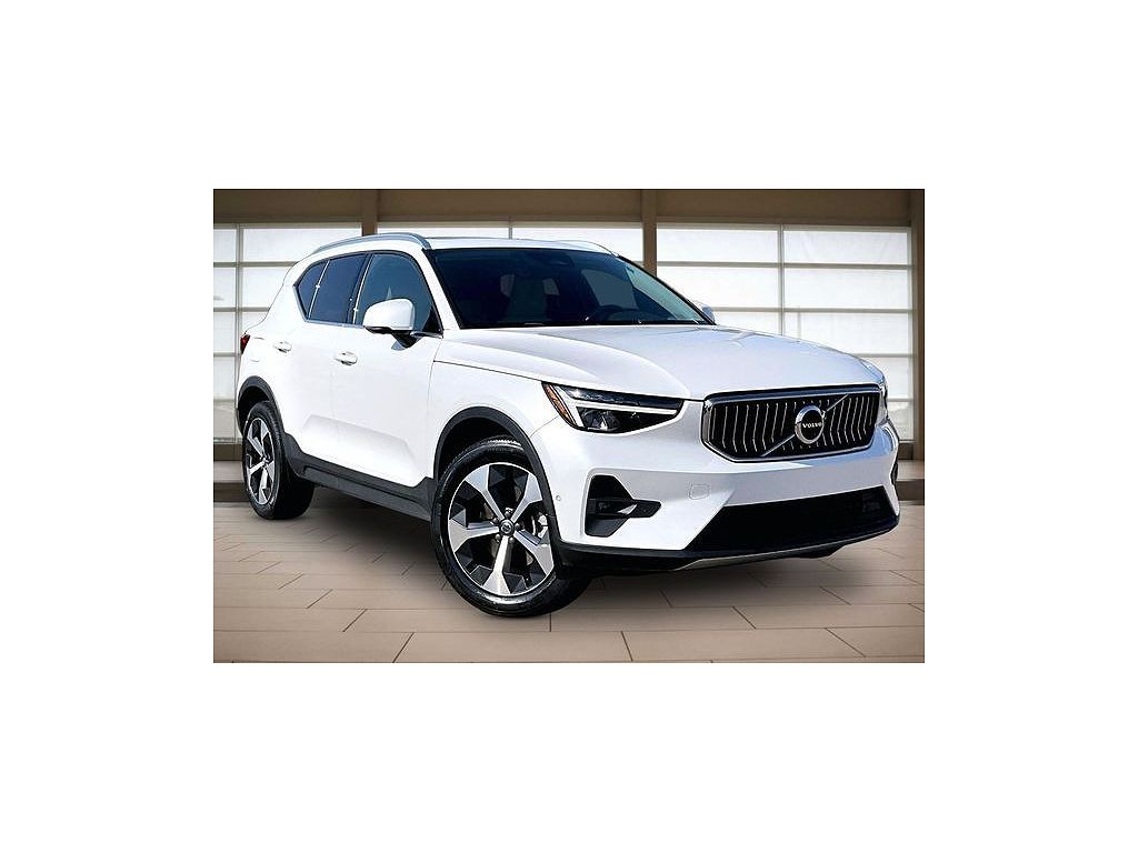 2023 Volvo XC40 B5 Plus Bright