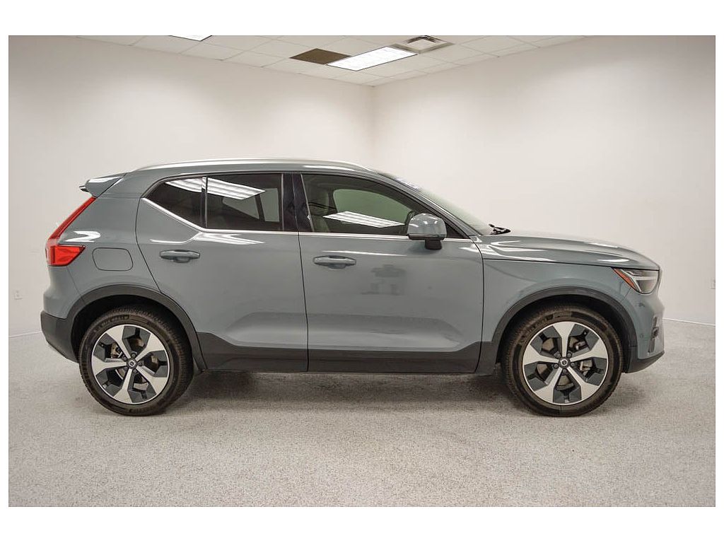 2023 Volvo XC40 B5 Plus Bright