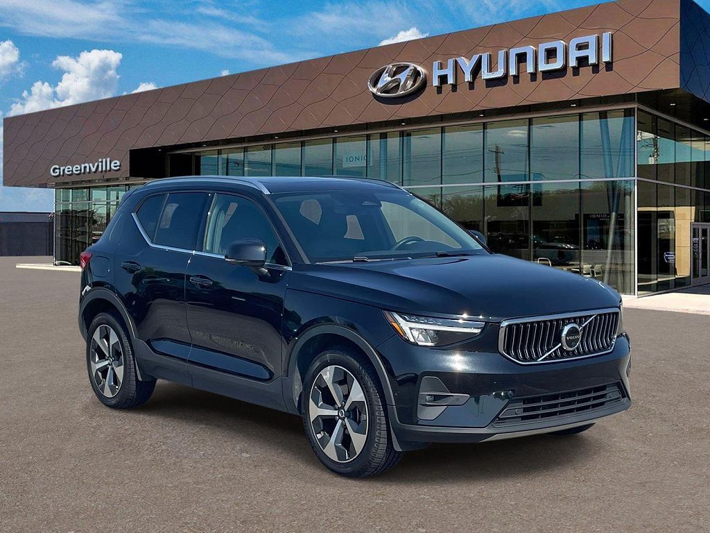 2023 Volvo XC40 B5 Plus Bright
