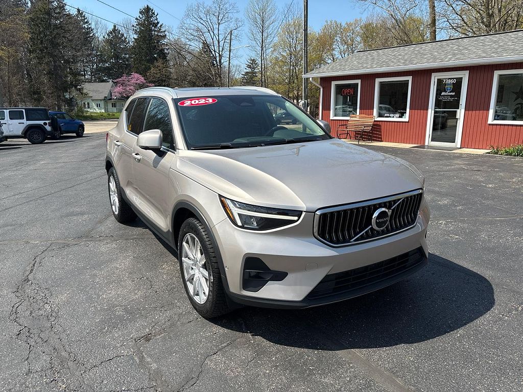 2023 Volvo XC40 B5 Plus Bright