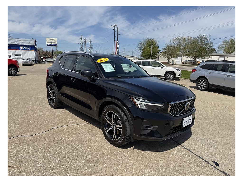 2023 Volvo XC40 B5 Plus Bright
