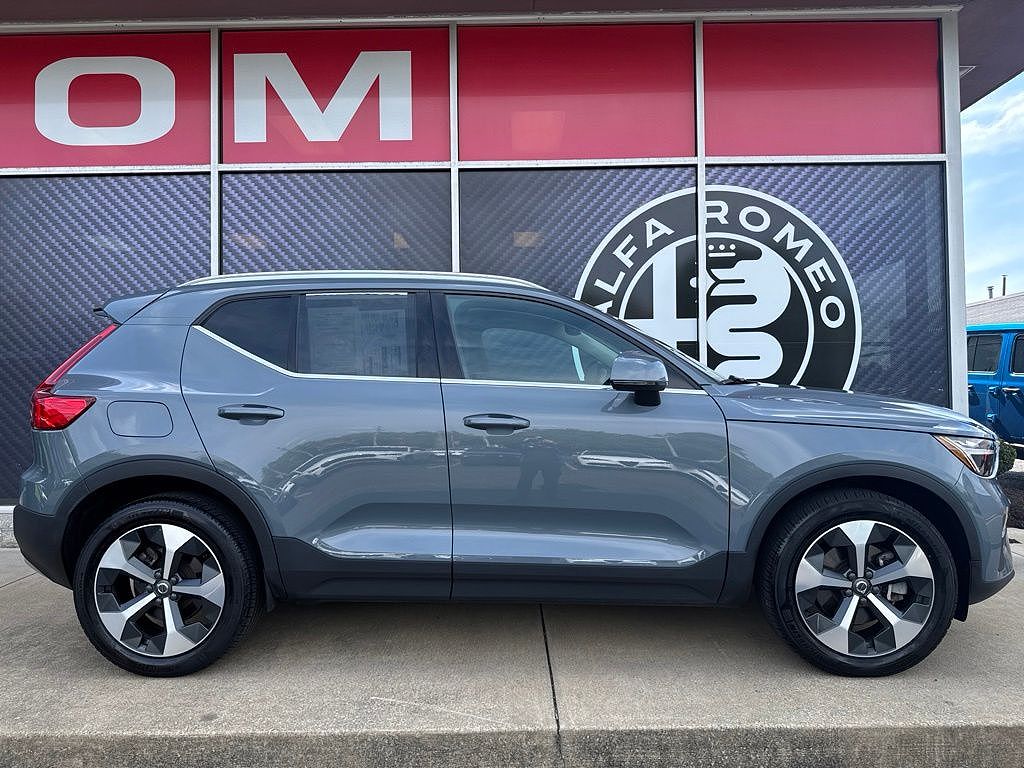 2023 Volvo XC40 B5 Plus Bright Theme