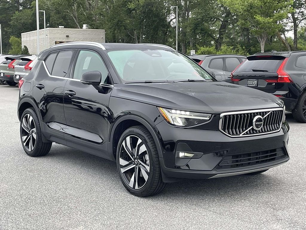 2023 Volvo XC40 B5 Plus Bright