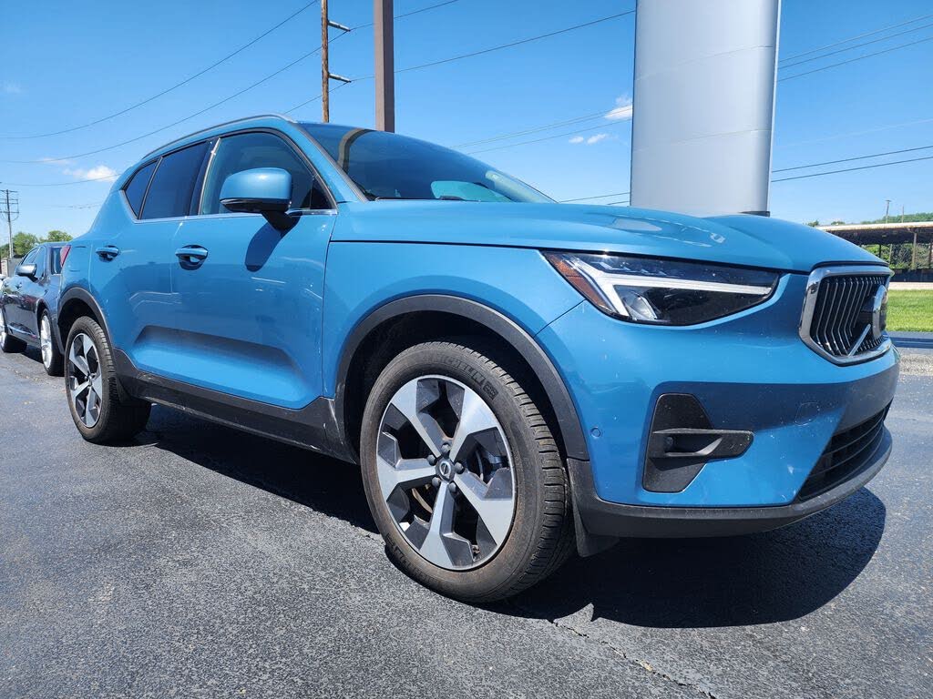 2023 Volvo XC40 B5 Plus Bright